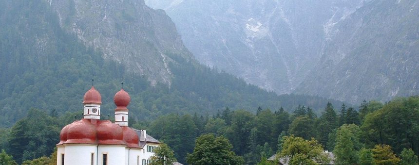 温馨的中式家庭客厅场景，两代人围坐在饭桌旁，光线柔和，映衬岳母小说中家庭情感交融的核心主题